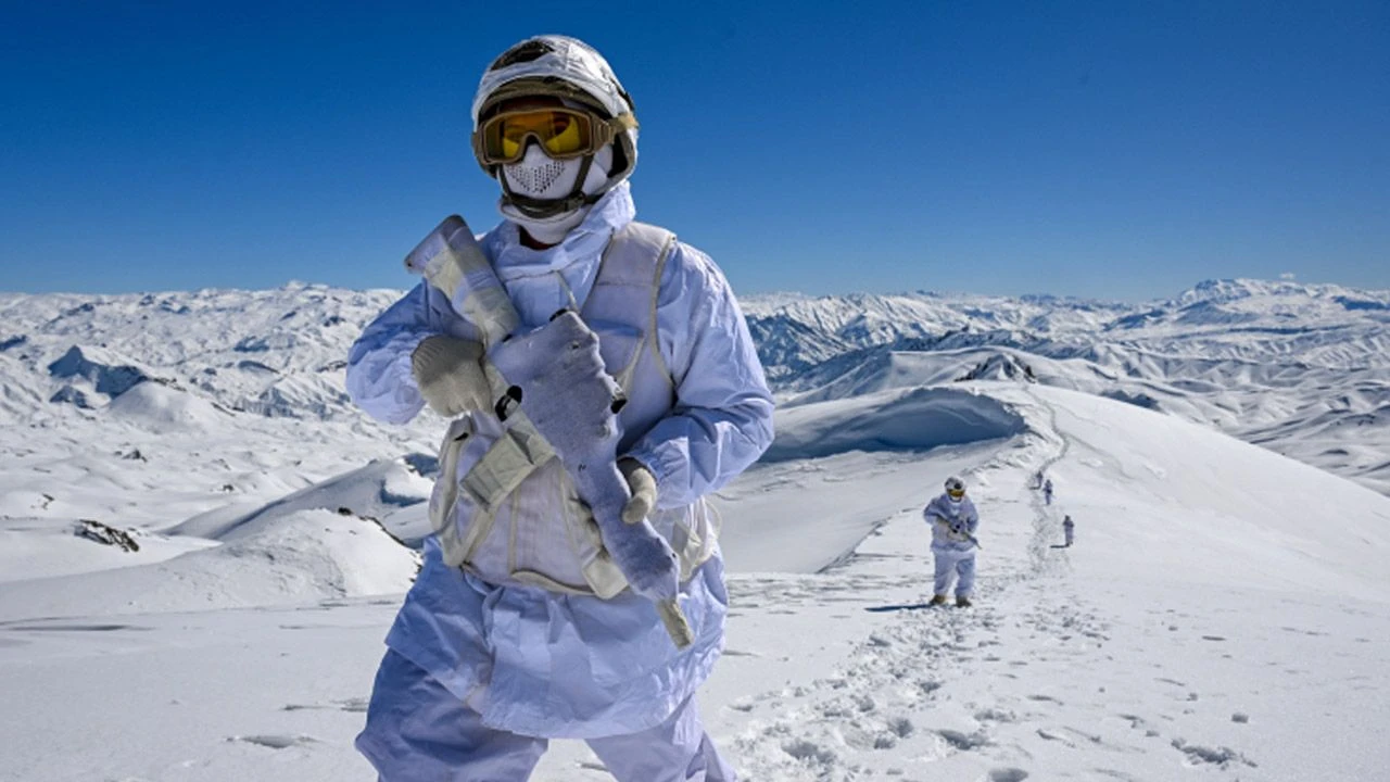 Kar kalınlığı 3 metre... Zorlu hava şartlarında terörle mücadele! - 1. Resim