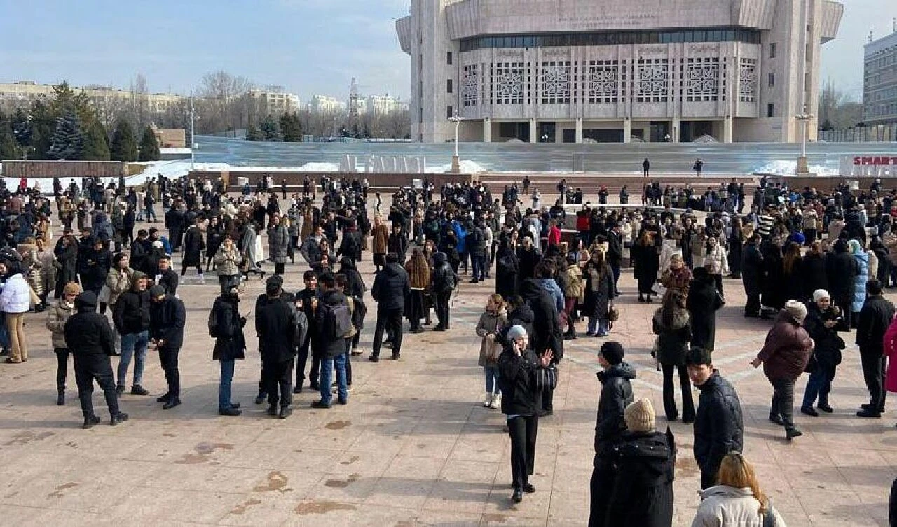 Kazakistan şiddetli depremle sarsıldı! Herkes sokağa döküldü - 1. Resim