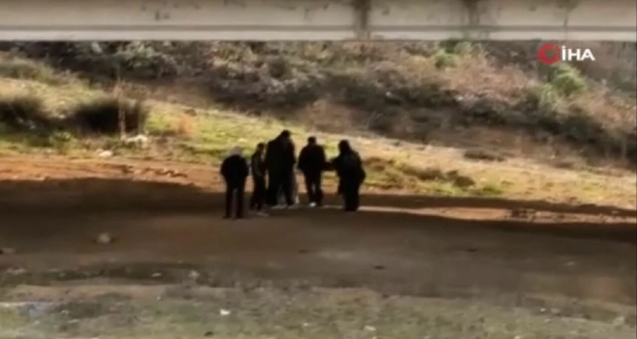 Kurusıkı tabanca ile çocuklar dehşet saçtı! Bir anda kaçıştılar! - 1. Resim