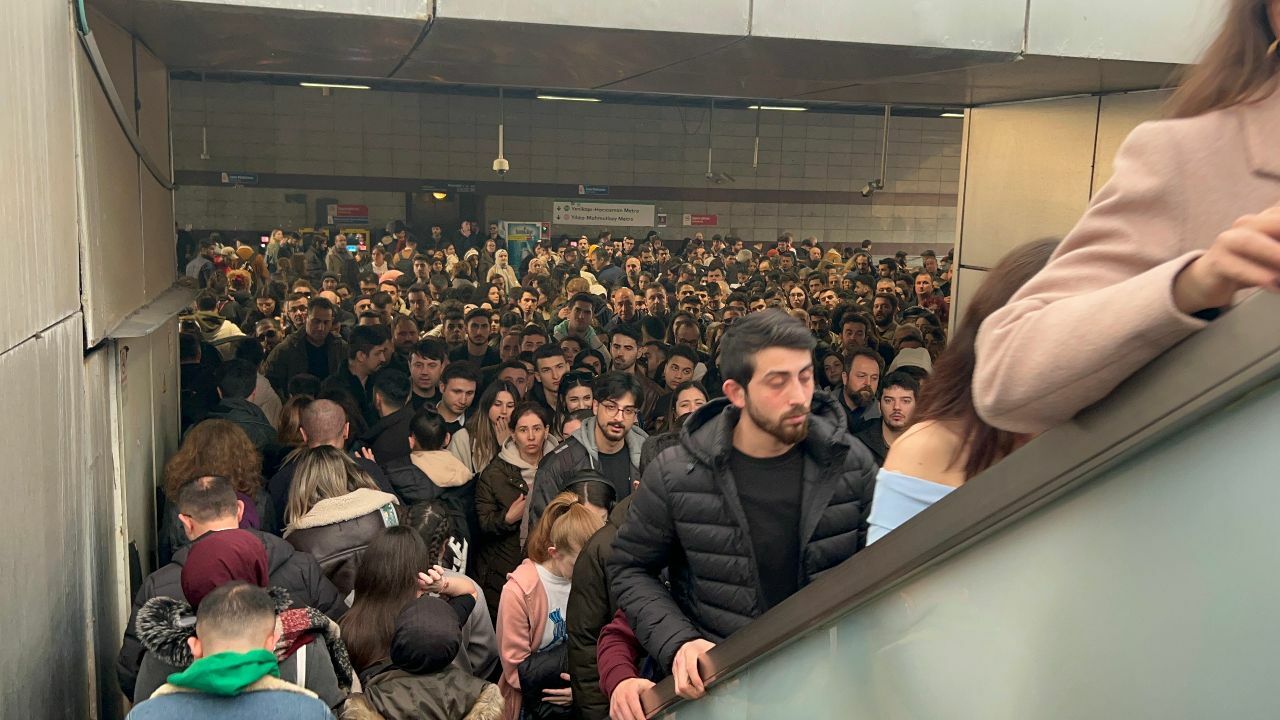 Mecidiyeköy metrobüs durağında merdiven kazası: 3 yaralı