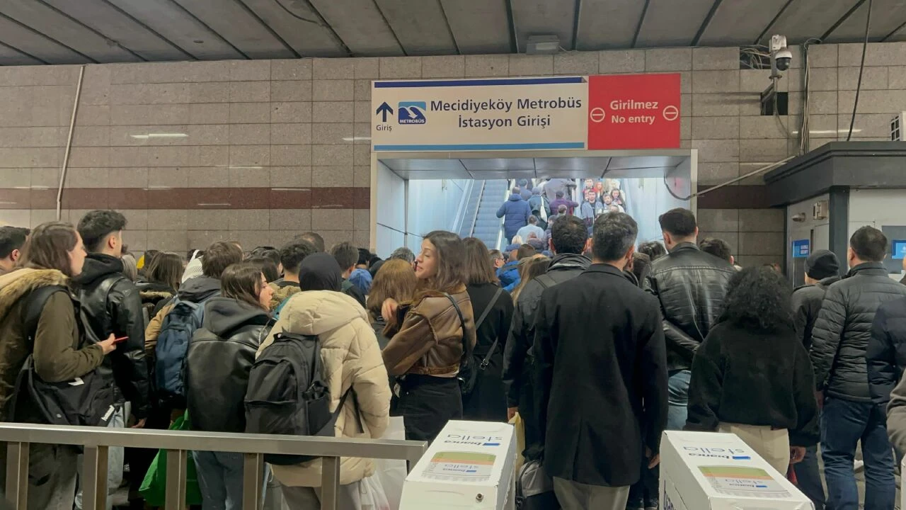 Mecidiyeköy metrobüs durağında merdiven kazası: 3 yaralı