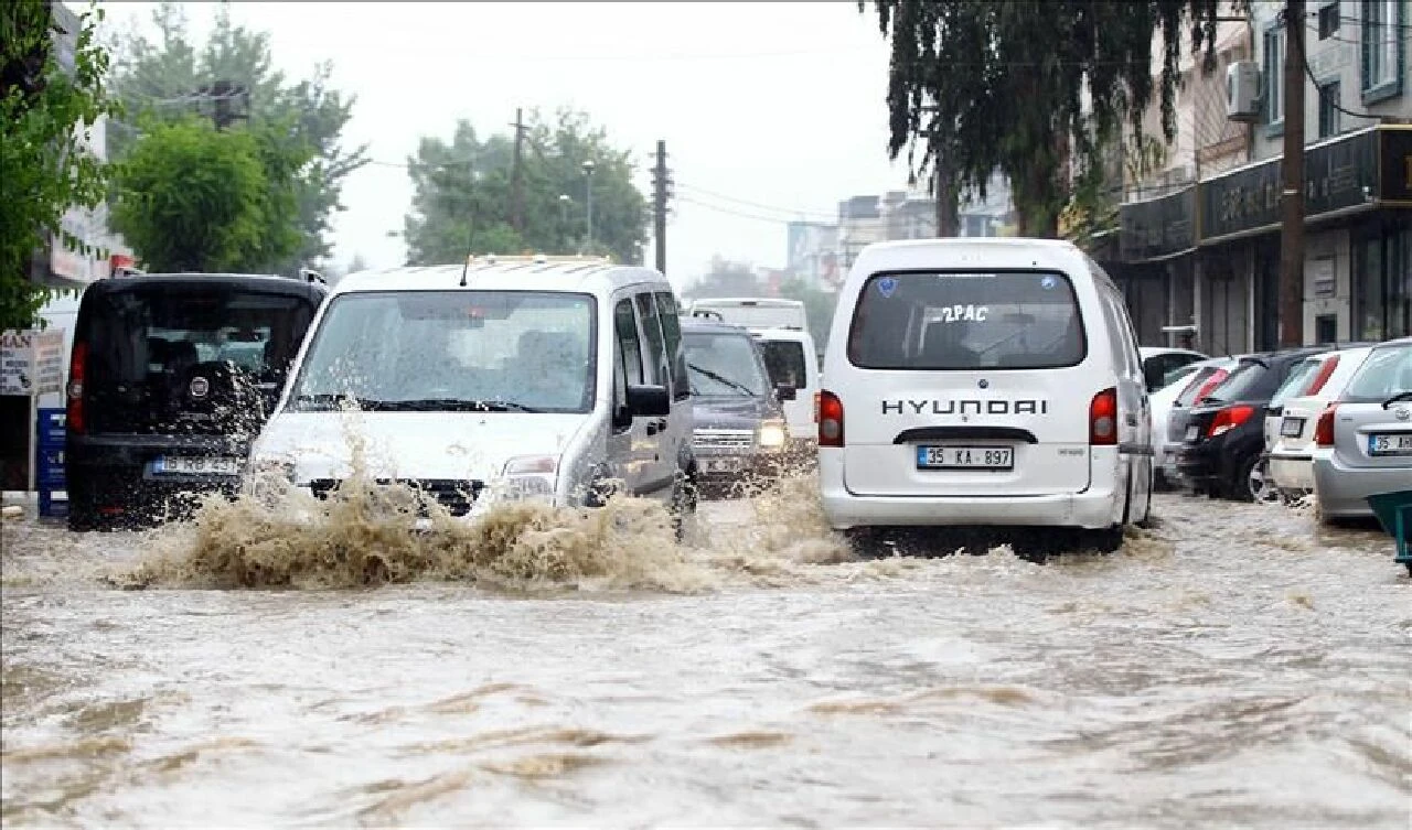 Meteoroloji ve Bakan Yerlikaya'dan peş peşe uyarılar! 16 ilde sarı ve turuncu kodlu alarm