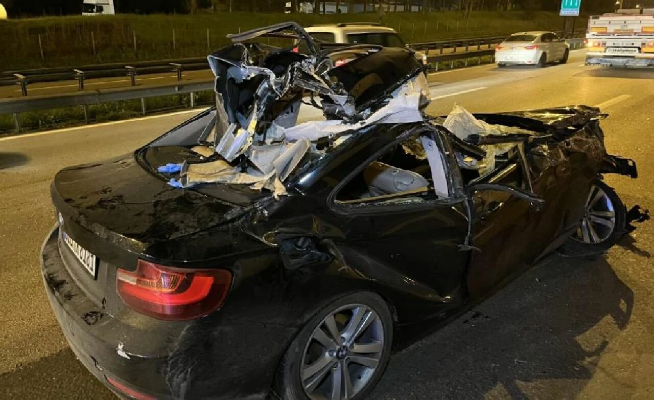 TEM'de korkunç kaza! Otomobilin tavanı uçtu: Ölü ve yaralılar var 