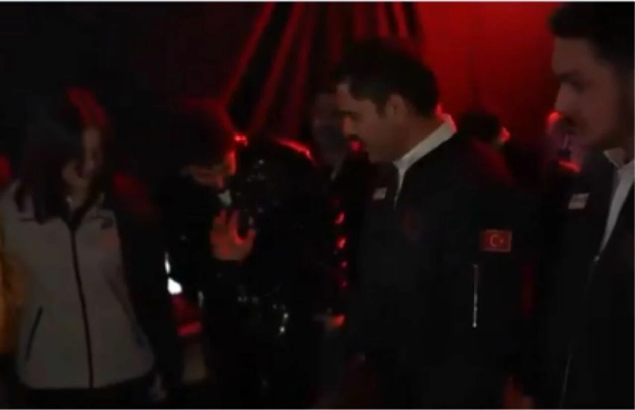 Sahnede Murat Kurum’u gören Sefo, konserine ara verdi - 1. Resim