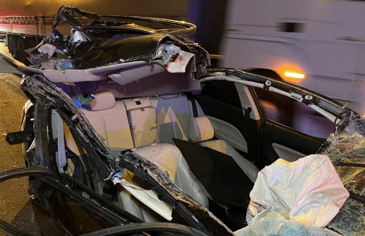 TEM'de Alman plakalı otomobil tırın altına girdi: 1 ölü, 2 yaralı