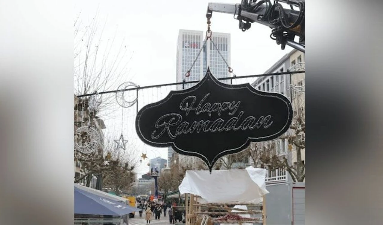 Avrupa ülkesinden bir ilk! Şehrin en büyük caddesine Ramazan ışıklandırması koyuldu