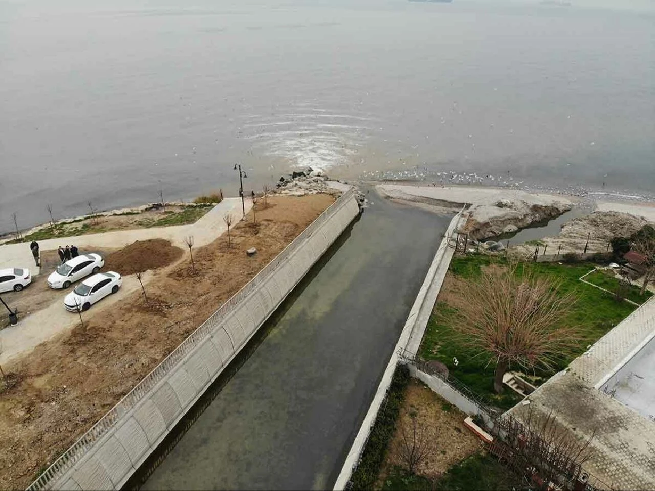 Beylikdüzü'nün lağımı Marmara Denizi'ne akıyor! Deniz kahverengi oldu