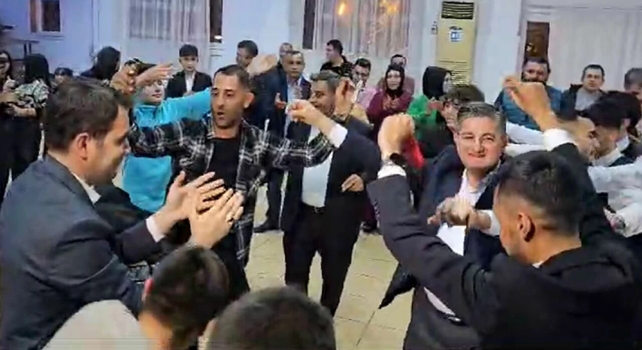 Cumhur İttifakı adayı ve CHP adayı nişanda buluştu, çiftetelli oynadı