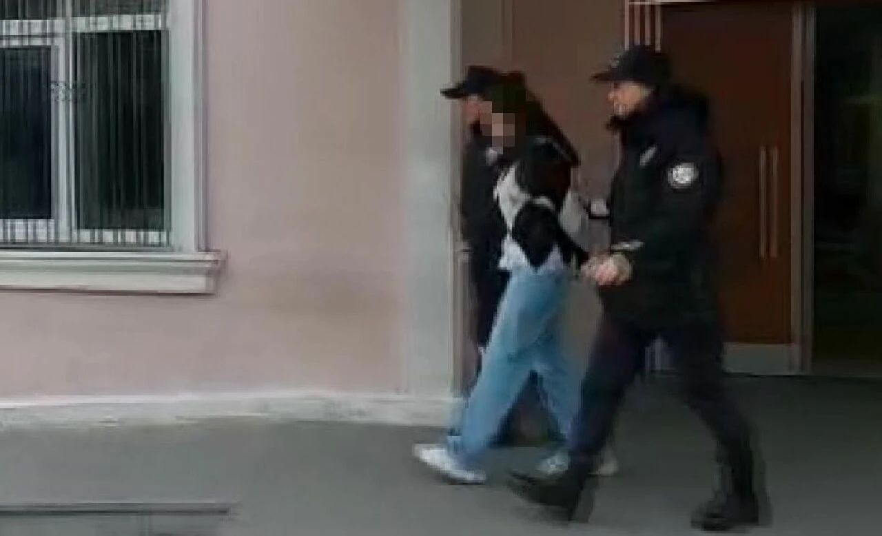 Görenler dehşete düştü! Doğurduğu bebeğini aşağı atan anne ve sevgilisi yakalandı