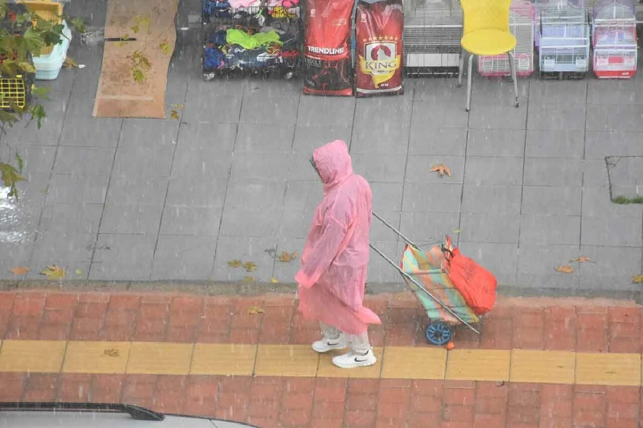 Hava felaketi böyle görüntülendi! Hortum ürküttü, yıldırımlar düştü