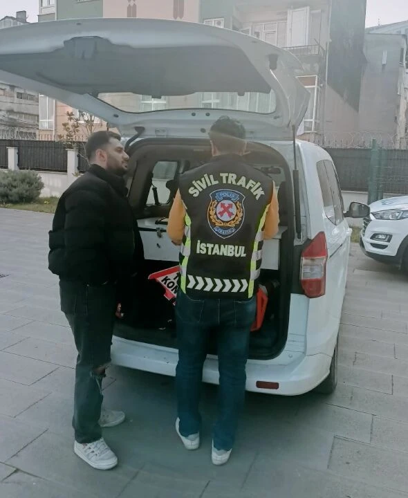 Otobanda iki genci taksiden indirmeye çalışan taksici yakalandı