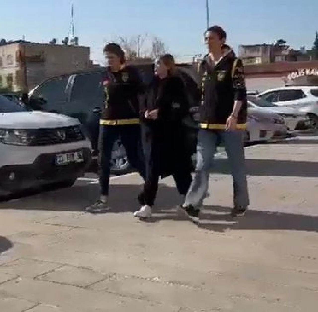 Silahıyla otomobilde poz veren fenomen Aleyna Kanko gözaltına alındı