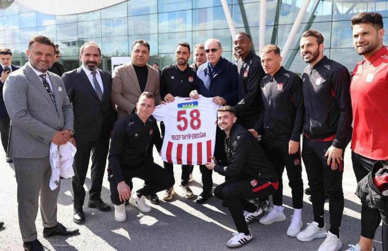 Sivasspor, Cumhurbaşkanı Erdoğan'a özel forma hediye etti