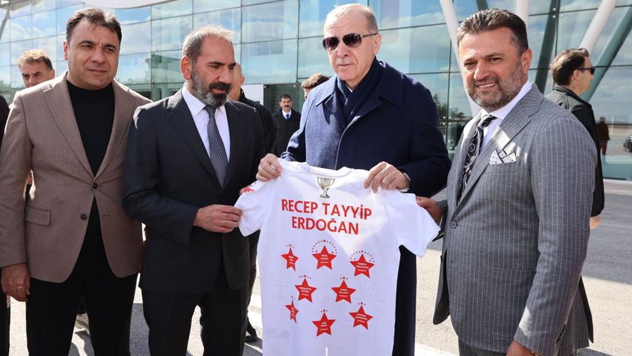 Sivasspor, Cumhurbaşkanı Erdoğan&#039;a özel forma hediye etti