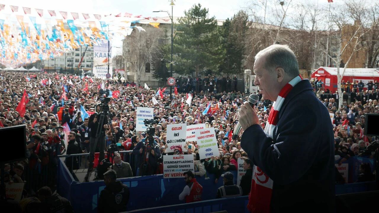 Sivas'ta Erdoğan'ı gülümseten pankart! Görür görmez mitingi yarıda kesti - 1. Resim