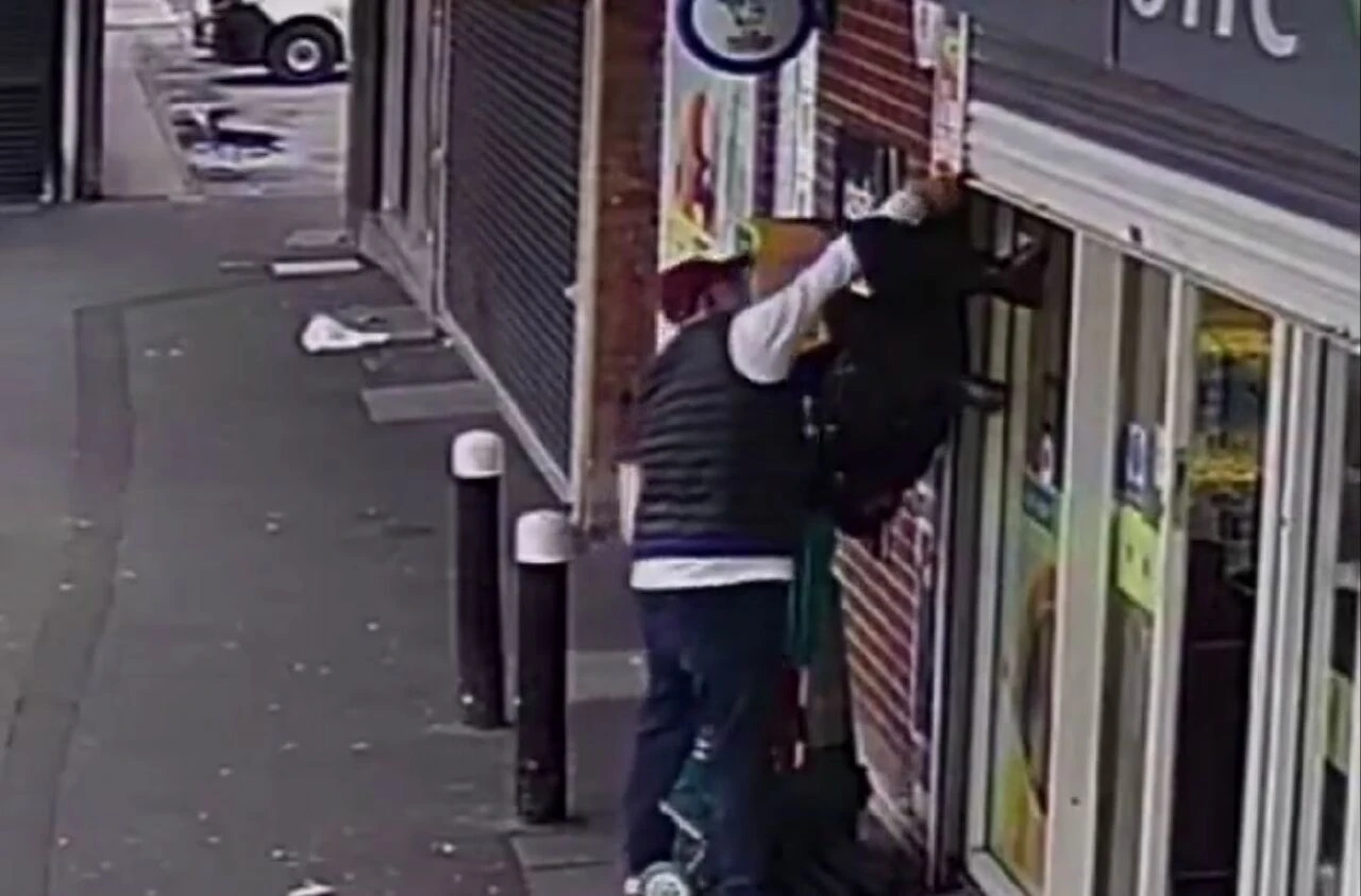 Sosyal medya bu videoyla yıkıldı! Kepenkle havalanan yaşlı kadın herkesi kahkahaya boğdu - 4. Resim