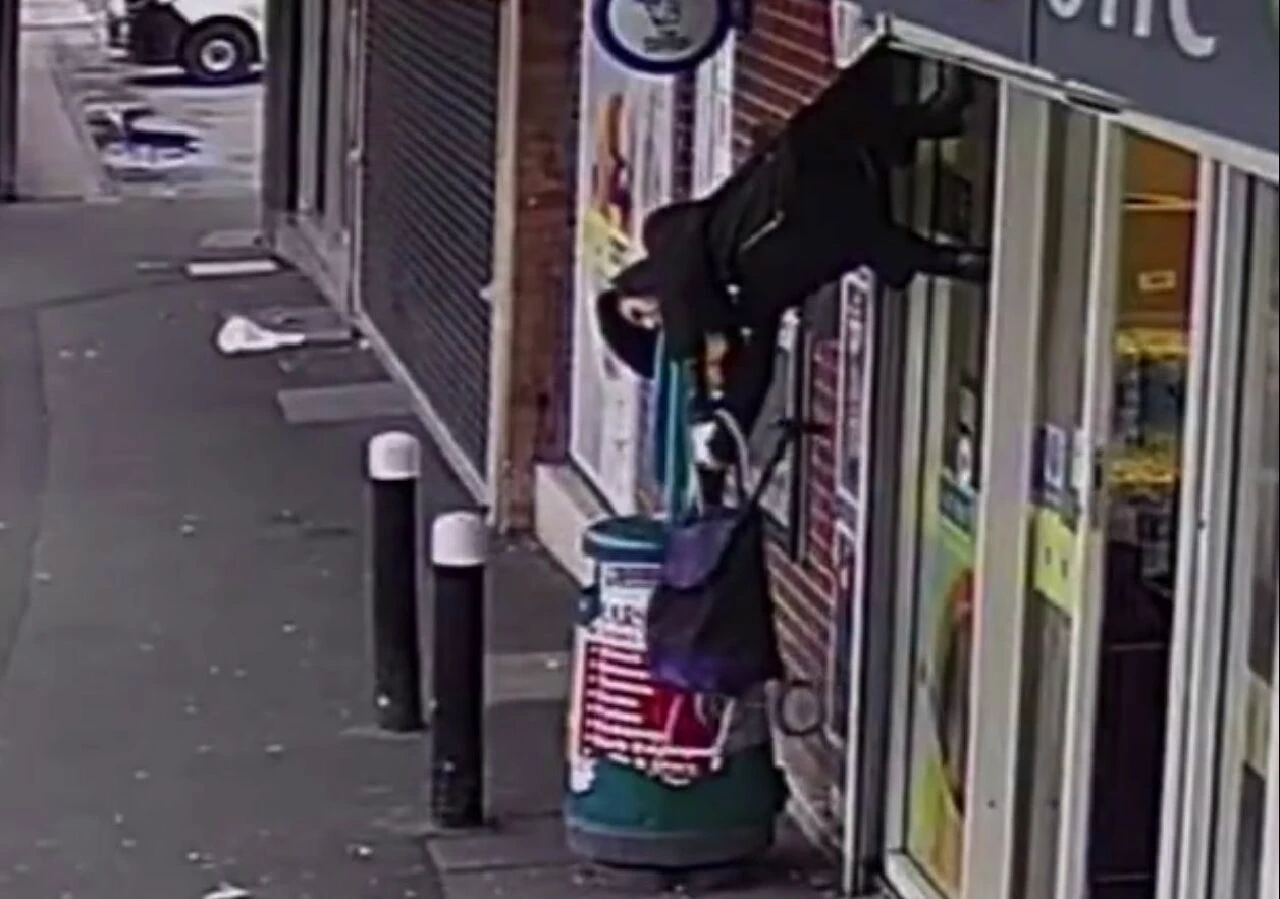 Sosyal medya bu videoyla yıkıldı! Kepenkle havalanan yaşlı kadın herkesi kahkahaya boğdu - 3. Resim