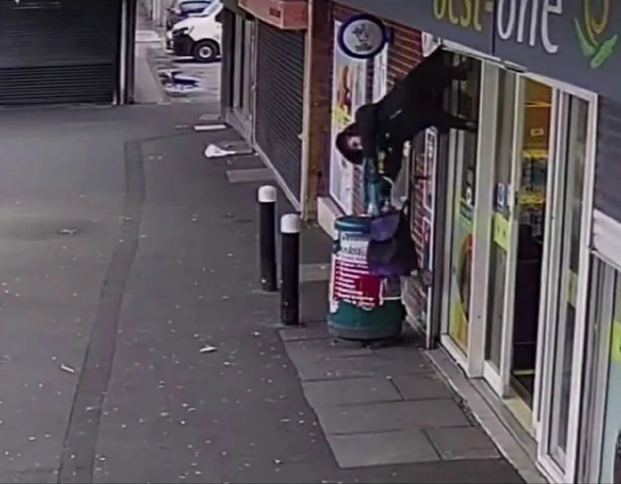 Sosyal medya bu videoyla yıkıldı! Kepenkle havalanan yaşlı kadın herkesi kahkahaya boğdu - 2. Resim