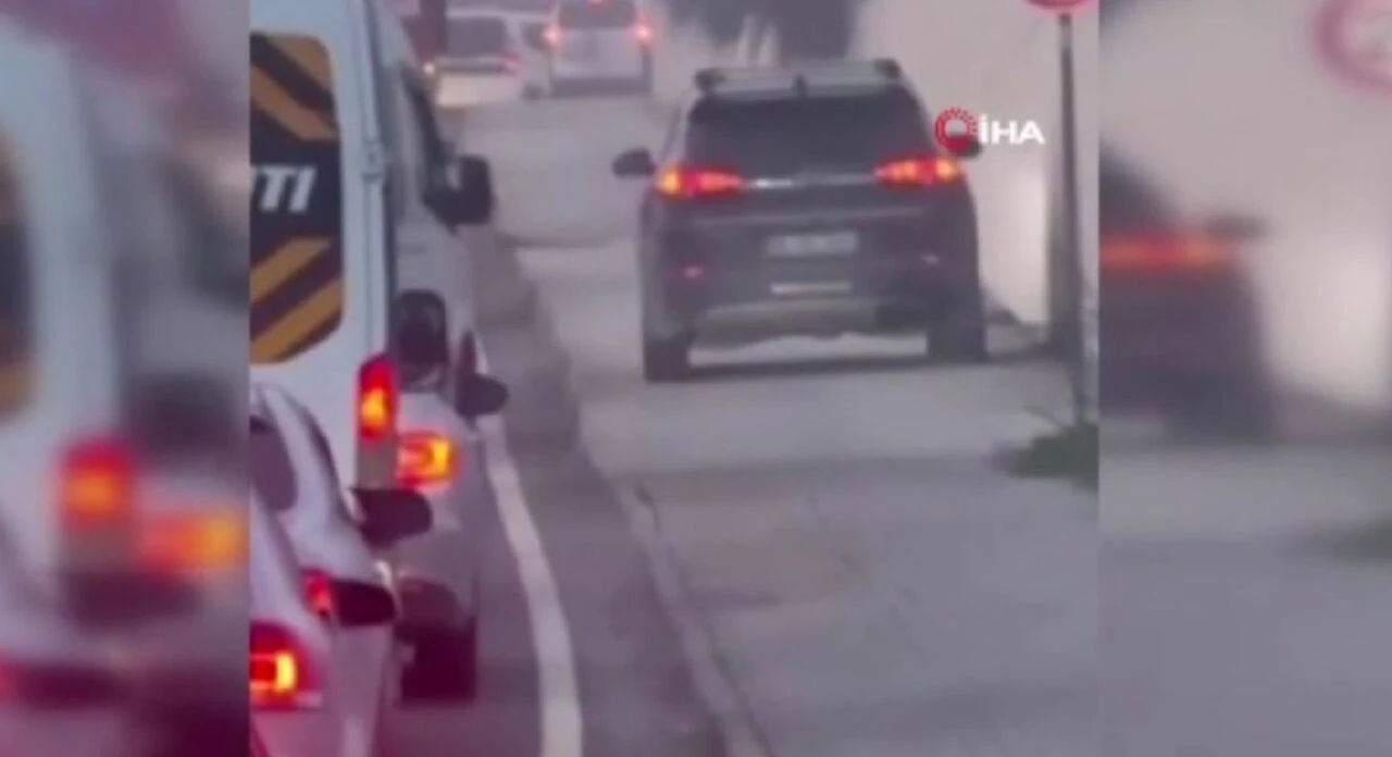 Trafikte bekleyenleri çıldırttı! Aracını kaldırımda sürdü! - 1. Resim