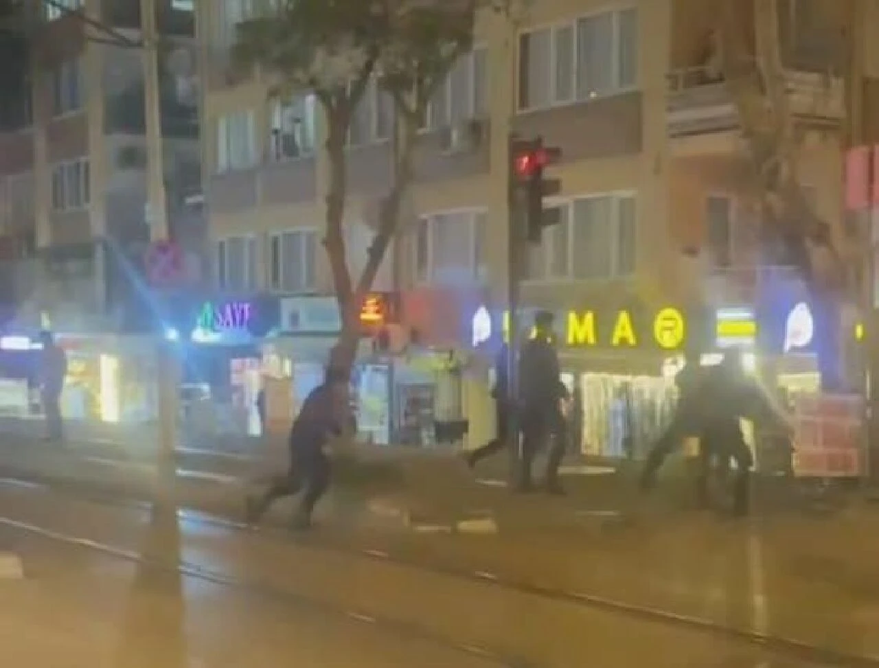 Alacak verecek tartışması sokağa taştı! Cadde boks ringine döndü