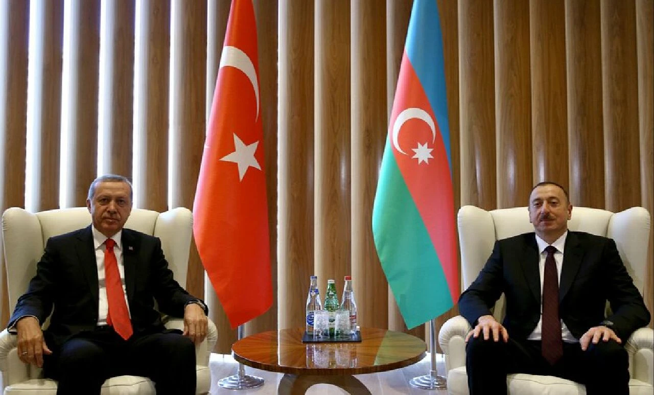 Aliyev'in sağ kolundan dikkat çeken yazı... Küresel bir güç: Türk Devletleri Teşkilatı - 1. Resim
