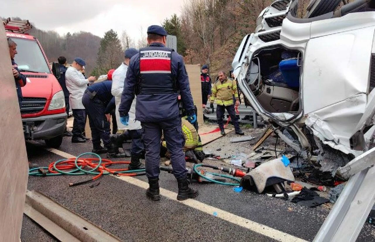 Bursa’da tır refüje daldı: 1 ölü - 2. Resim
