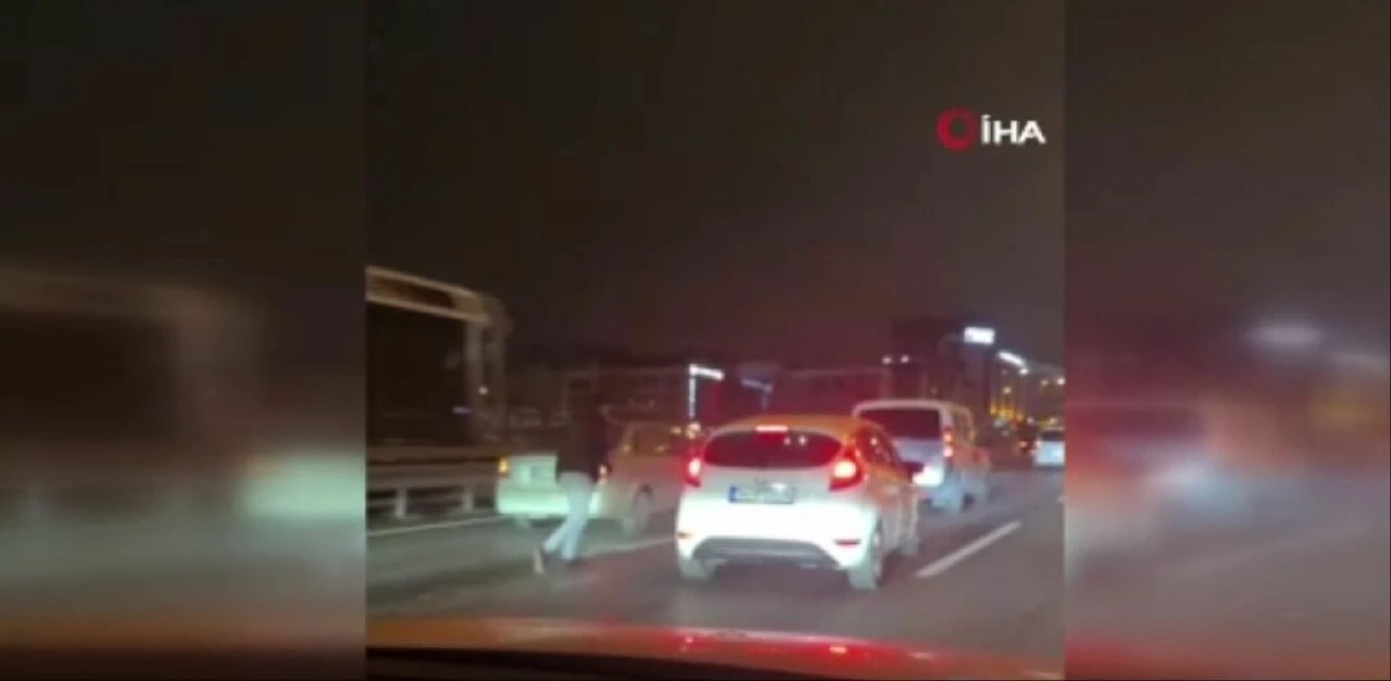 E-5 yolunda magandalar kamerada! Camını kırıp saldırdılar - 1. Resim