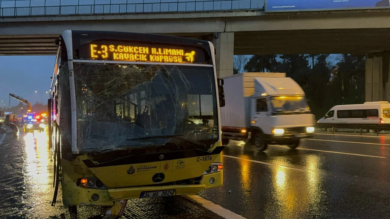 Halk otobüsü ise kamyon köprü çıkışı çarpıştı: Meyveler, sebzeler yola saçıldı - 2. Resim