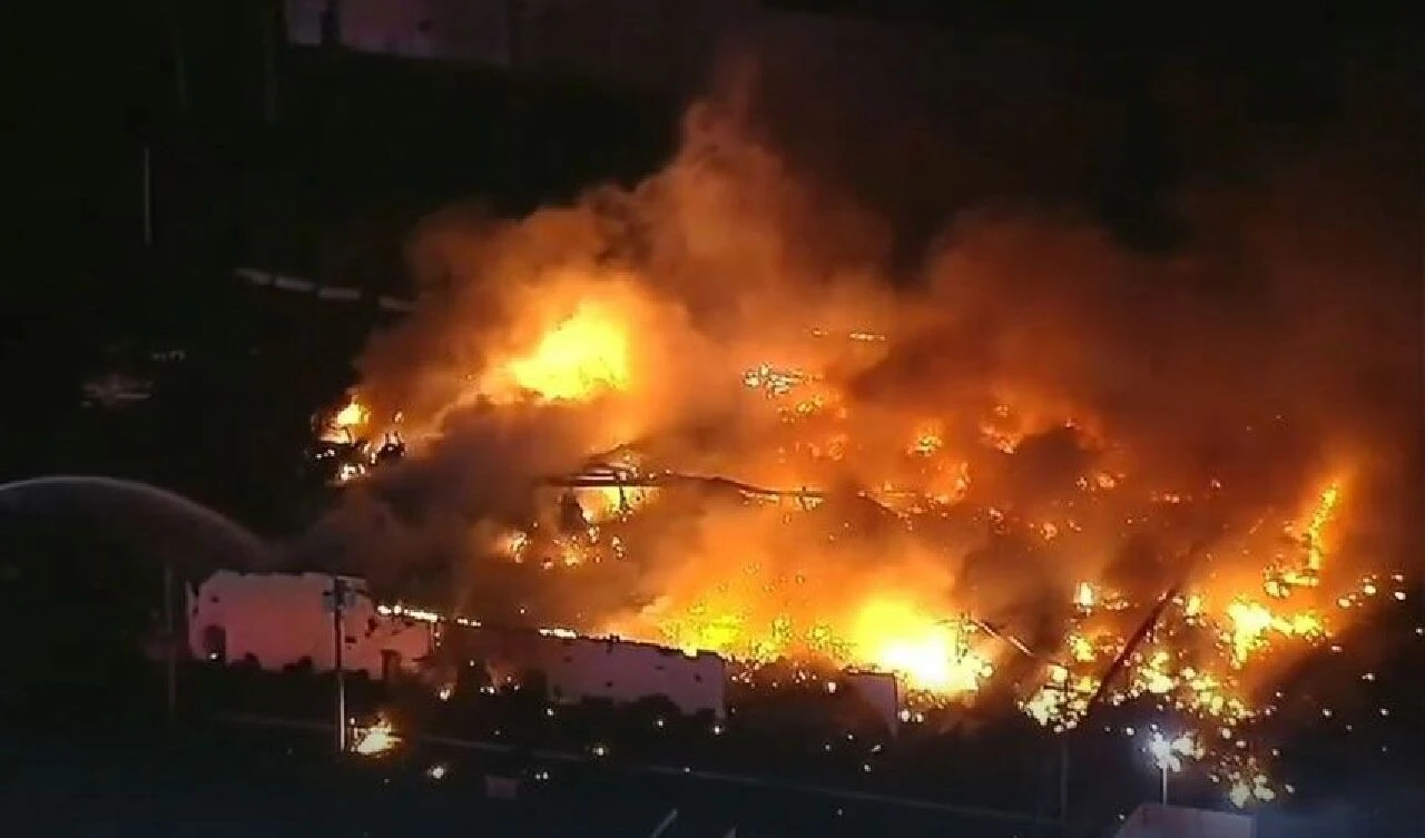 Korkunç yangından fırlayan teneke kutusu genci öldürdü! Ortalık cehenneme dönüştü