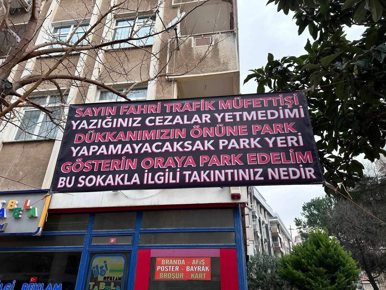 Mahalleli şok üstüne şok yaşadı! Çözümü pankart asmakta buldular... - 1. Resim