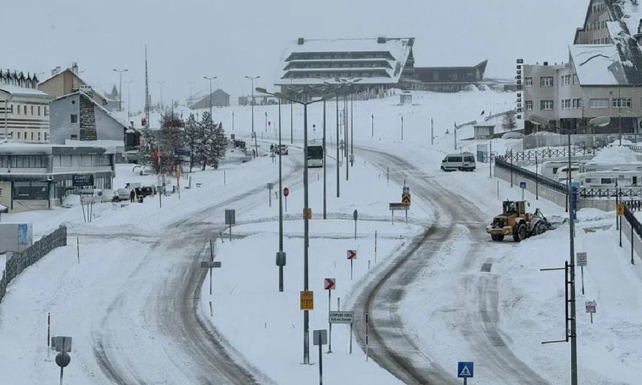 Mart ayında kar fırtınası: Yollar kapandı, ekipler alarma geçti