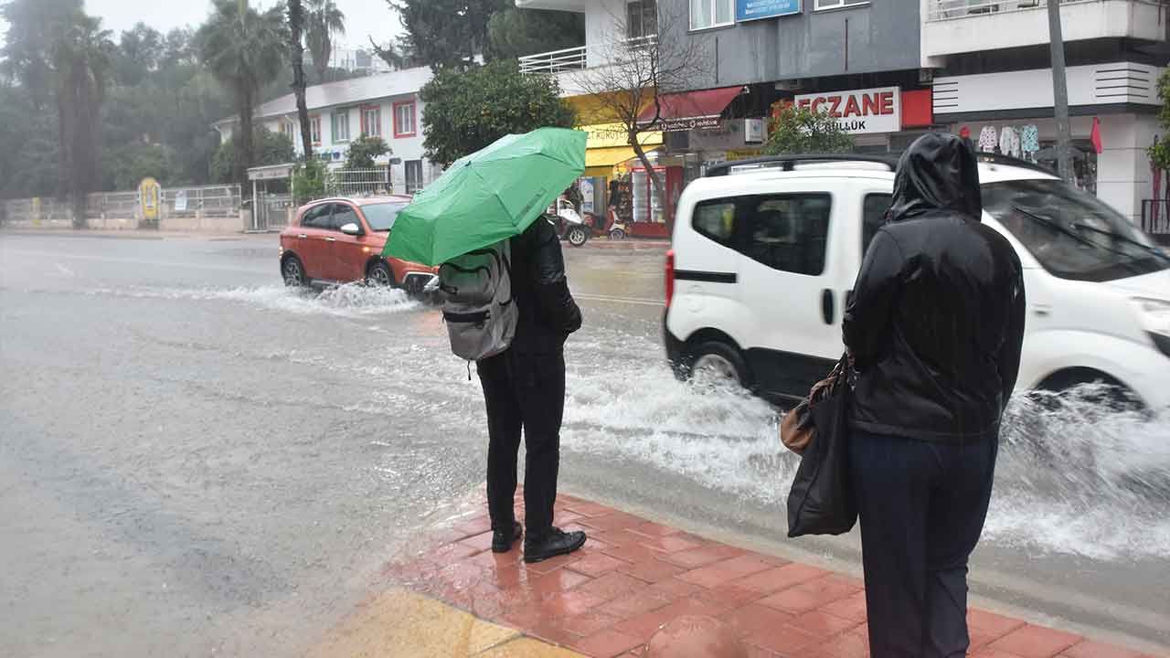 Meteoroloji&#039;den 12 il için sarı ve turuncu kodlu alarm: Sağanak ve fırtına geliyor! İşte 6 Mart il il hava durumu