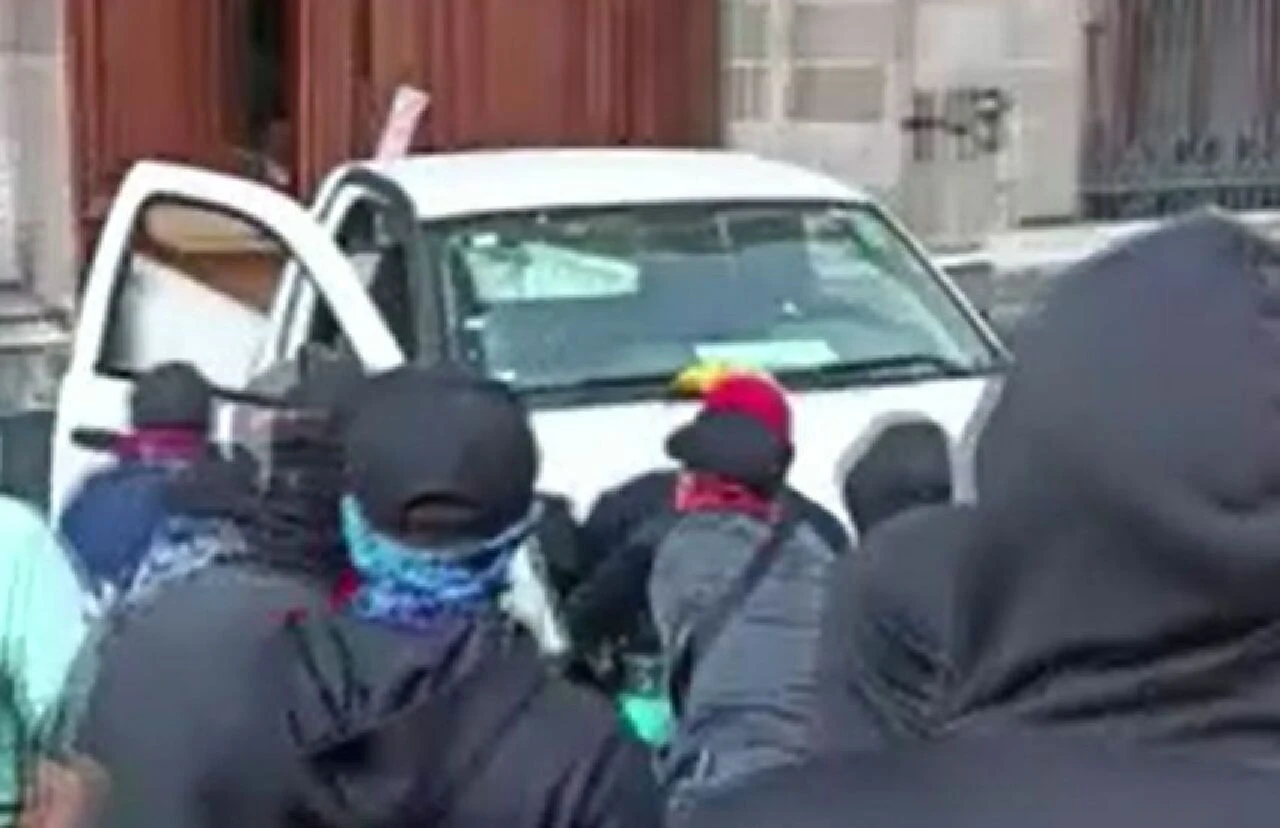 Protestoculardan kamyonlu saldırı: Meksika'da Ulusal Saray kapısı kırıldı! - 1. Resim
