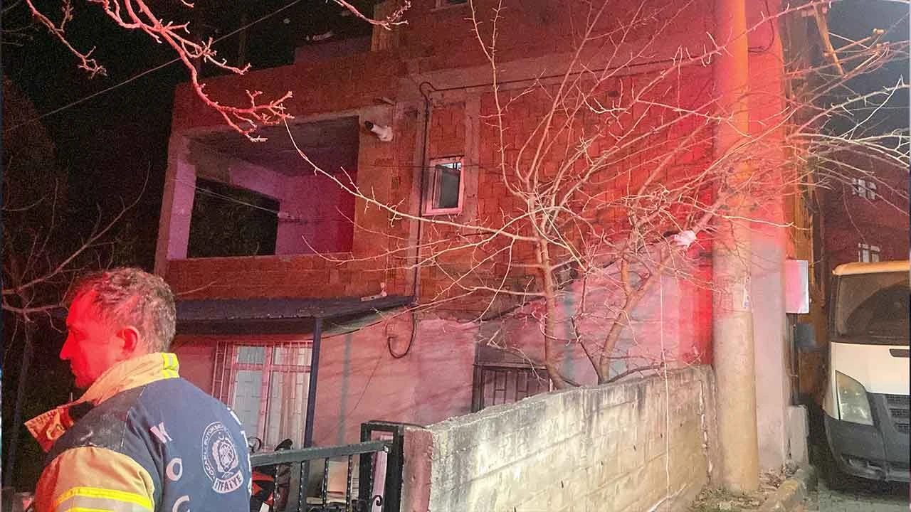Ailesinin yaşadığı daireyi kundakladı! 2 kişi hastanelik oldu - 1. Resim