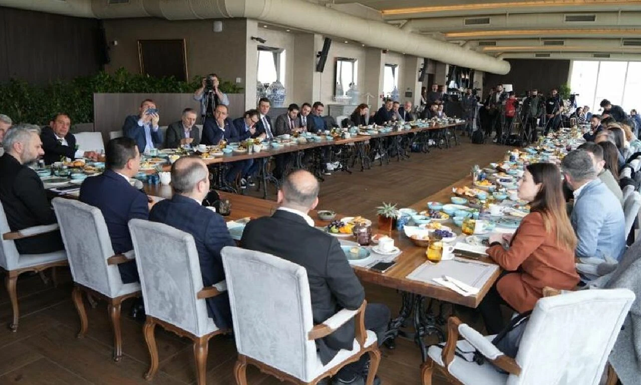 AK Parti'nin Antalya adayından 'Altın Portakal' göndermesi: İş bilmezlik yüzünden yapılamadı - 1. Resim