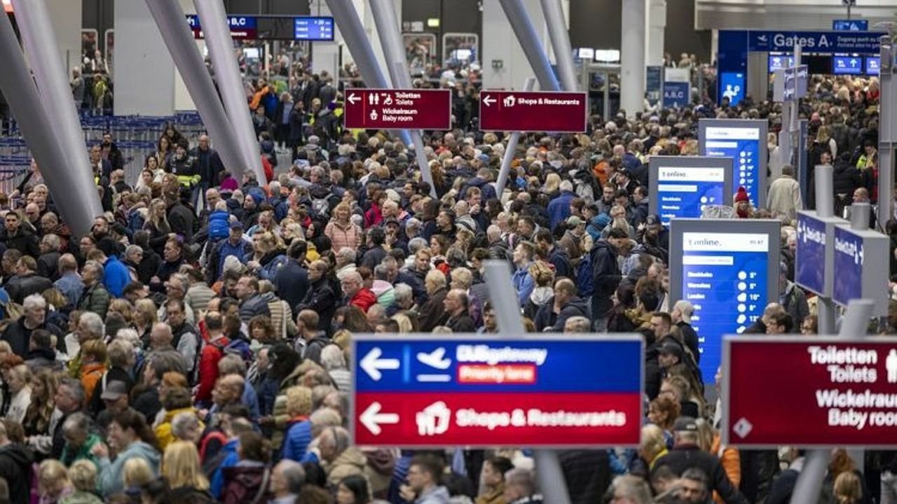 Almanya&#039;da 25 bin çalışan maaşlar için greve gitti! Tren ve uçak seferleri durdu