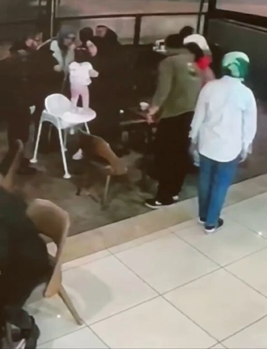 Annesi çaresizce uğraştı başaramadı! Tek hamleyle bebeği kurtardı