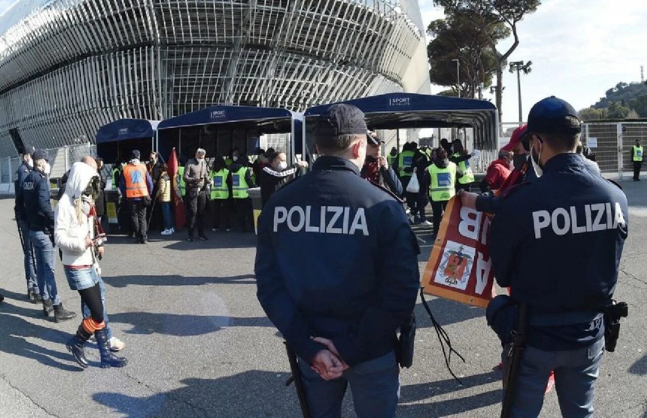 Avrupa maçı öncesi iki taraftar bıçaklandı