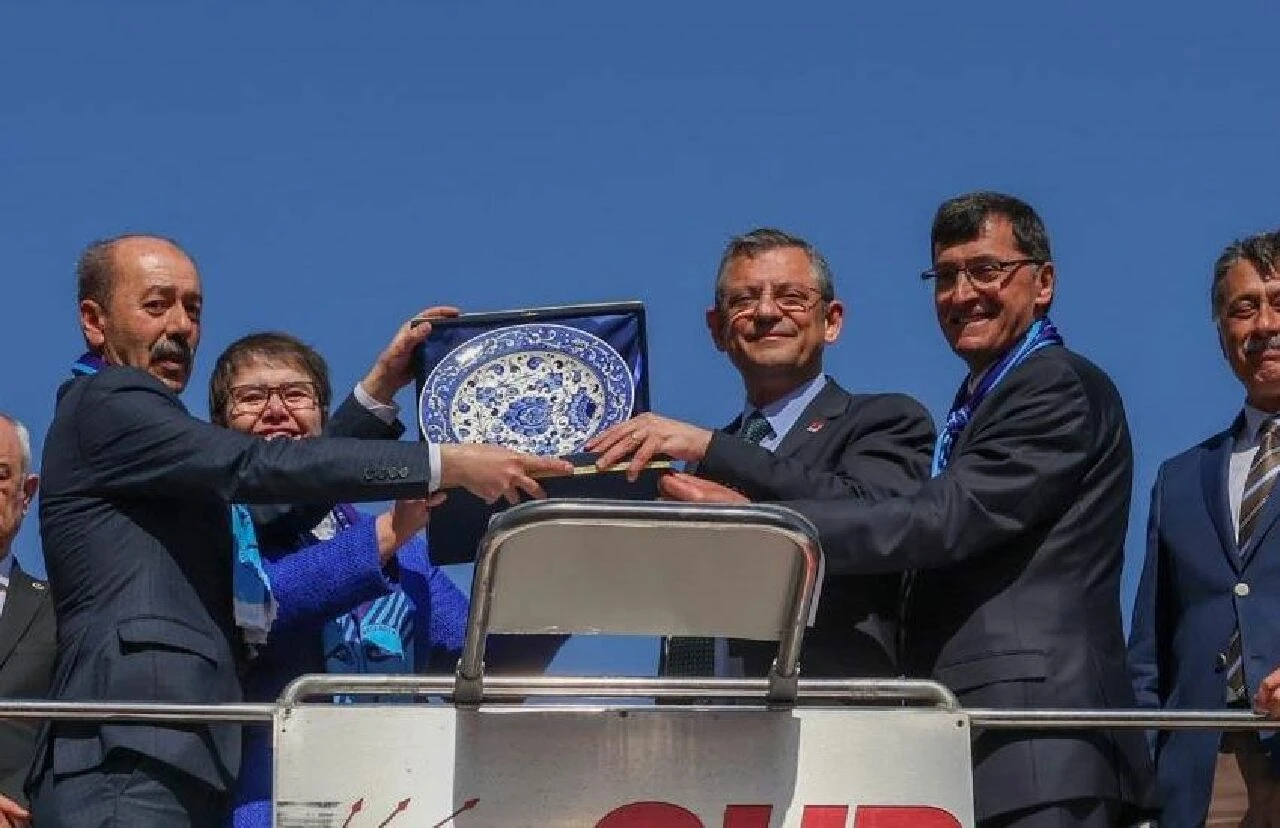 CHP lideri başkan adayı yerine Saadet Partili milletvekilinin elini kaldırdı