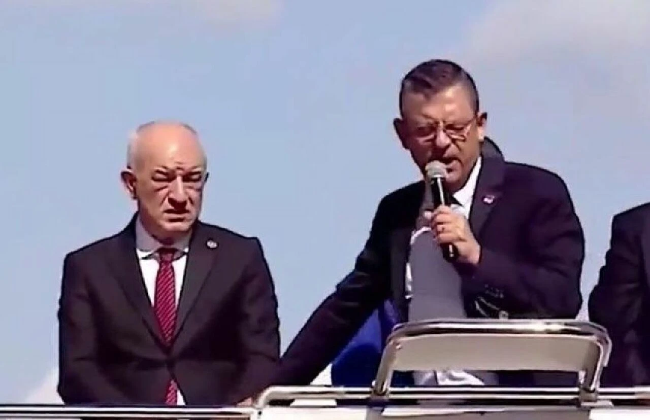 CHP lideri başkan adayı yerine Saadet Partili milletvekilinin elini kaldırdı