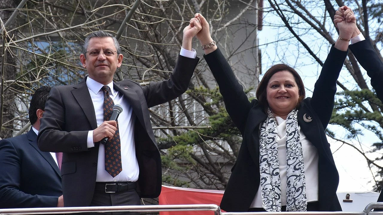 CHP'de 'DEM' krizi: Özgür Özel, Burcu Köksal'a rest çekti - 1. Resim