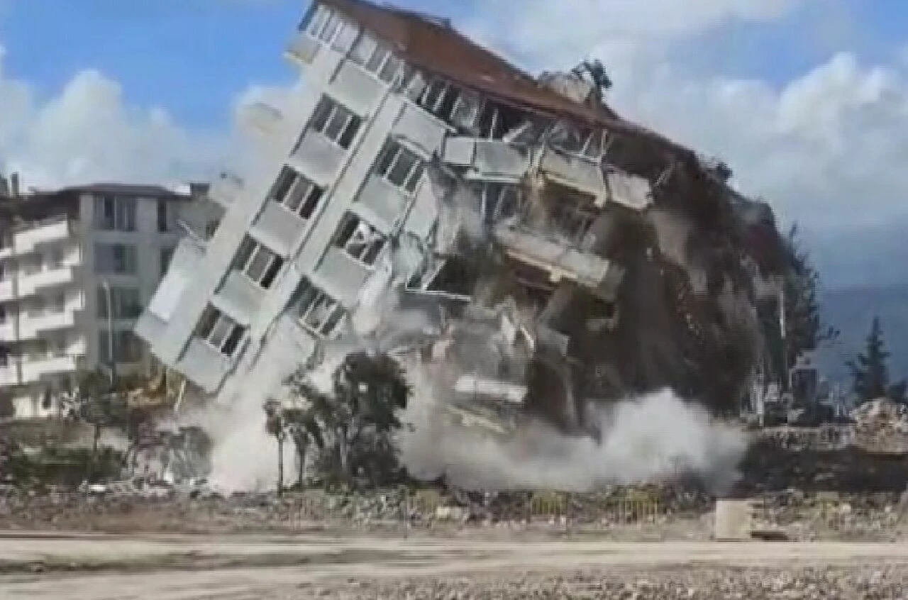 Deprem hasarlı bina halatla çekilince domino gibi yıkıldı - 1. Resim
