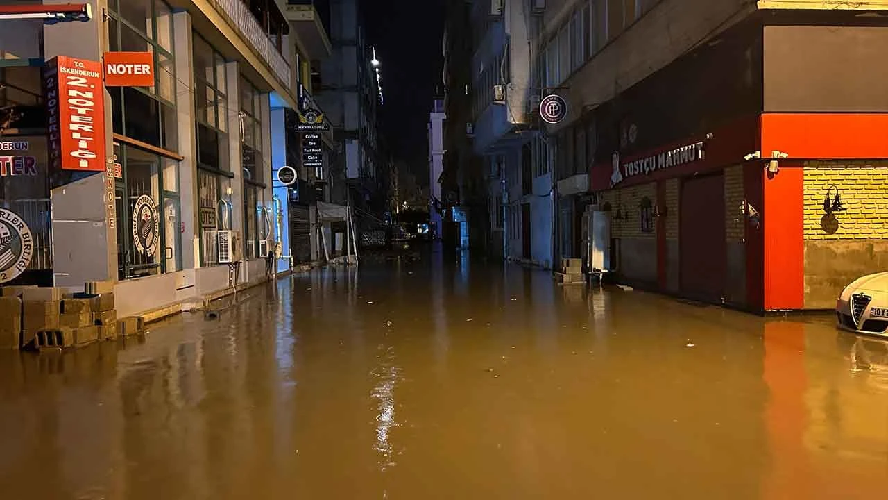 Hatay'ı sağanak vurdu, yollar göle döndü! Meteoroloji'den uyarı geldi - 1. Resim