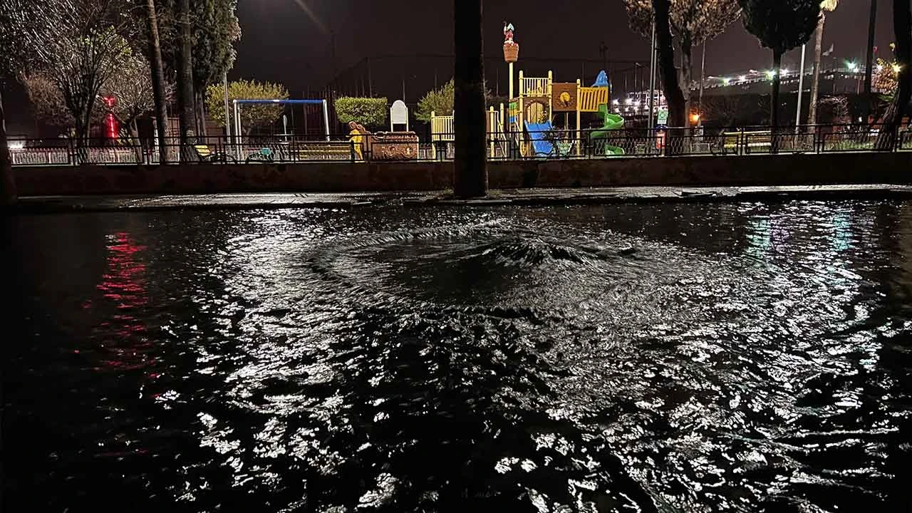 Hatay'ı sağanak vurdu, yollar göle döndü! Meteoroloji'den uyarı geldi - 2. Resim