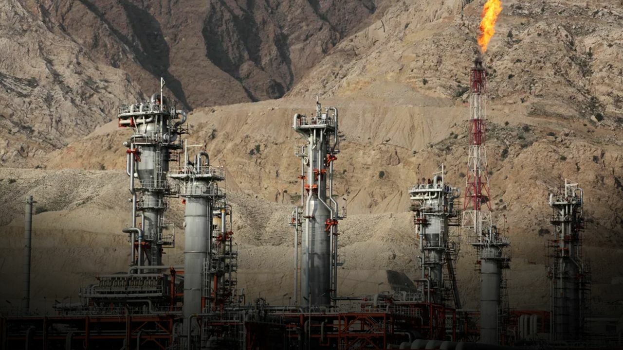 İran&#039;da petrol rafinerisi havaya uçtu