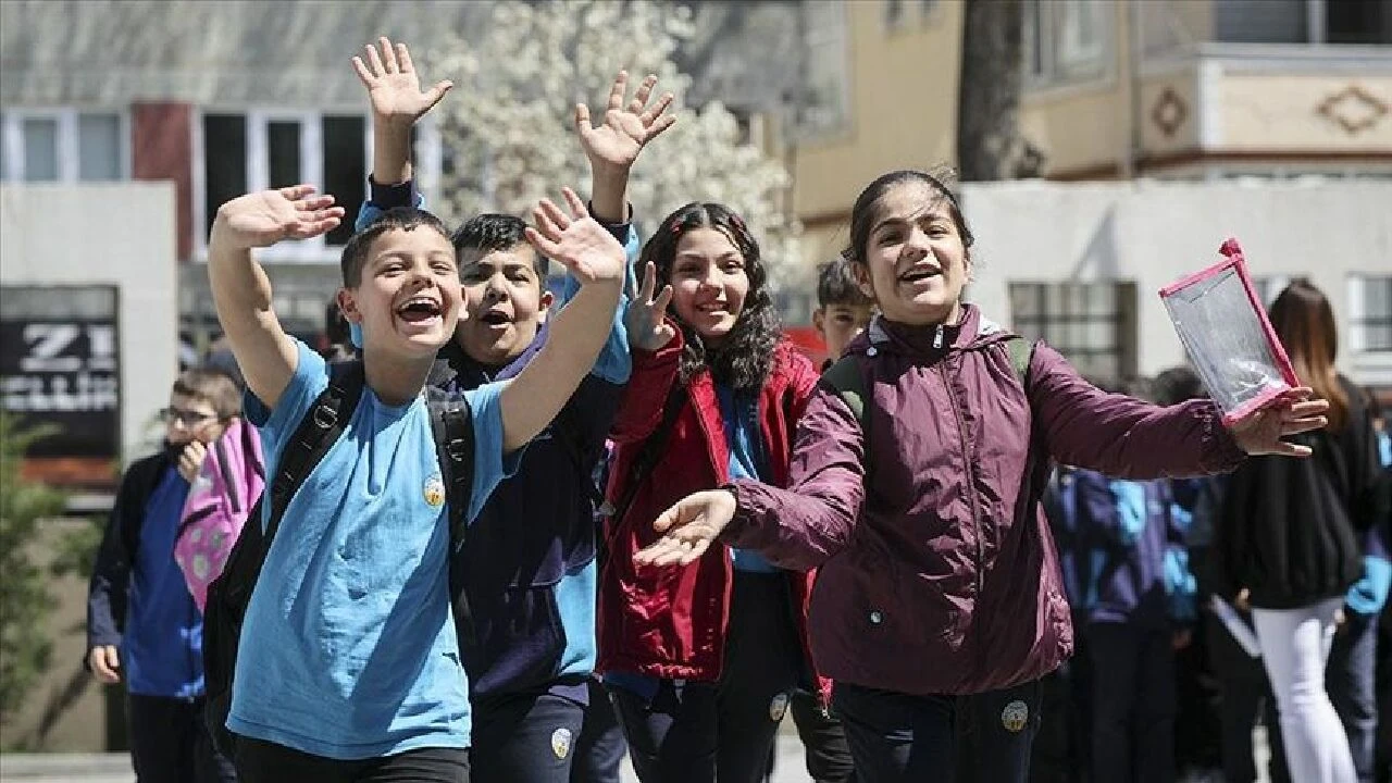 Milyonlarca kişiyi ilgilendiriyor! Öğrenciler Nisan ayında tatile doyacak