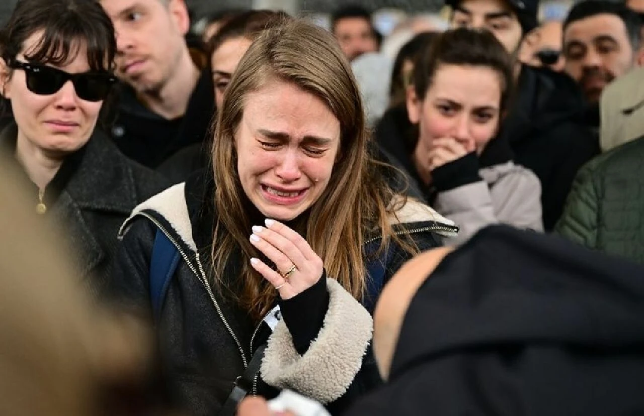 Oyuncu Efe Deprem'in cenazesine Seksenler dizisi oyuncuları akın etti! Gözyaşları sel oldu - 3. Resim