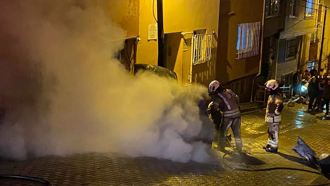 Park halindeki araç alev alev yandı