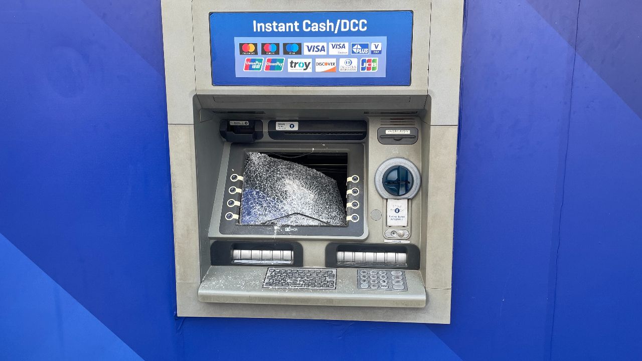 Sakarya'da iki bankanın ATM'lerine saldırdılar