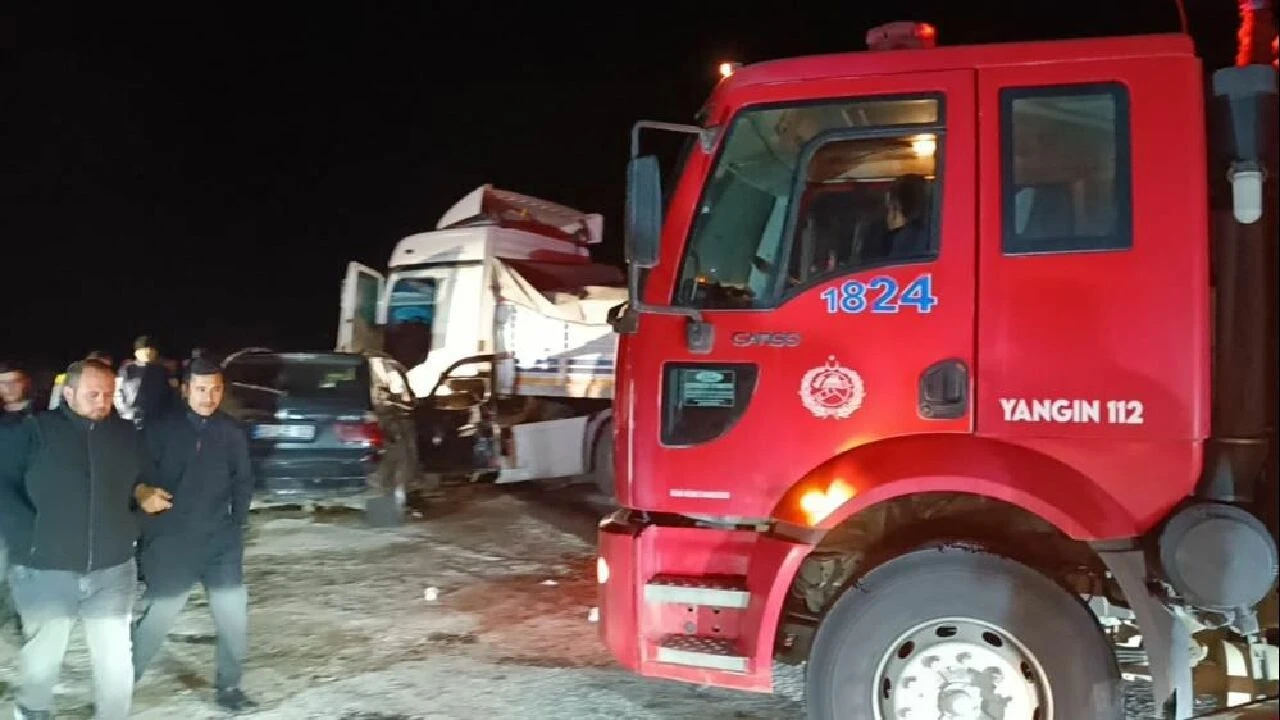Tır ile cip birbirine girdi: 3'ü polis memuru 4 yaralı - 1. Resim